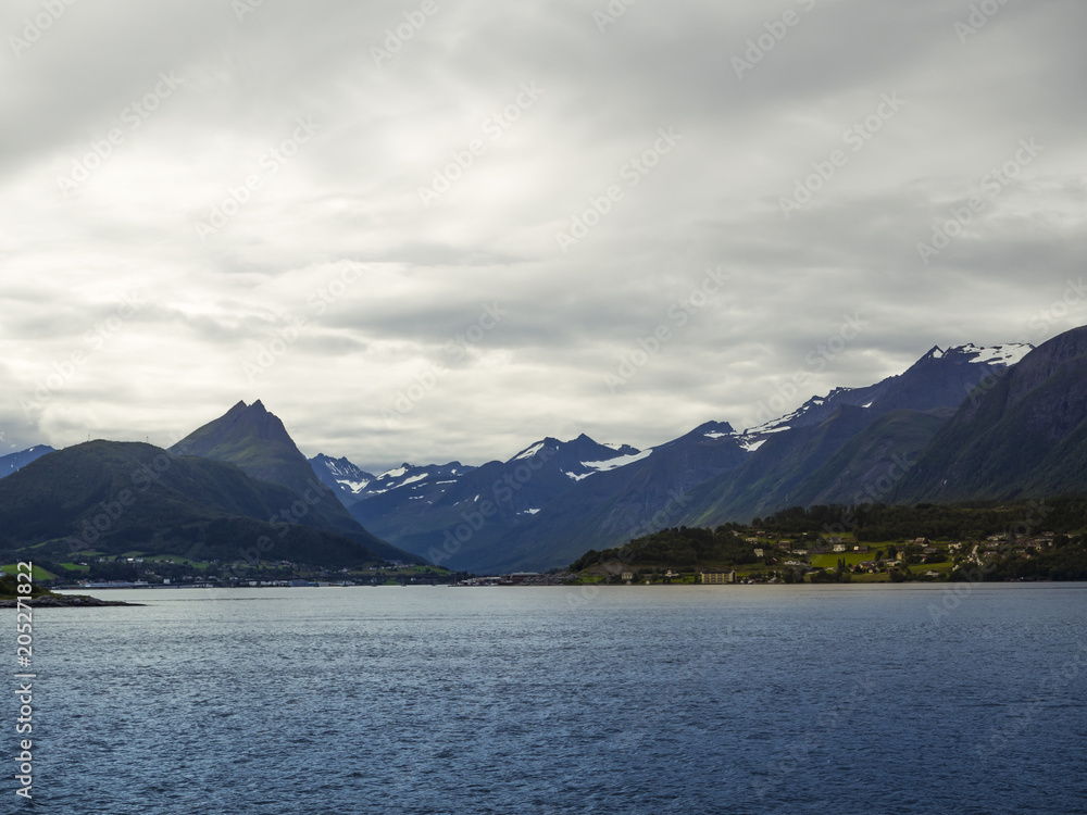 Viajando por los fiordos en la zona de  Sykkylven, en  More og Romsdal, Noruega , en el verano de 2017