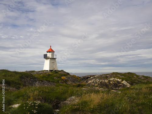 Vistas de un faro en Molnes, província de Møre og Romsdal, Noruega, verano de 2017