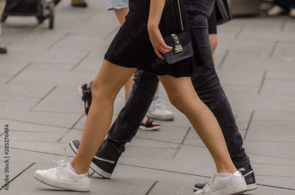 frau im schwarzen rock in der stadt