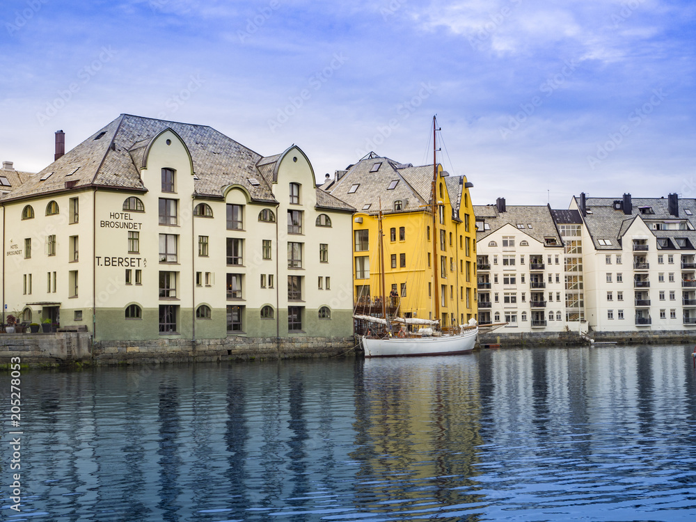 Edificios reflejados en los fiordos  de la ciudad de Alesund , en la provincia de Møre og Romsdal, Noruega, verano de 2017