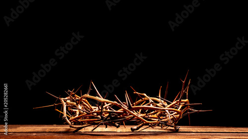 Photo An authentic crown of thorns on a wooden background. Easter Theme