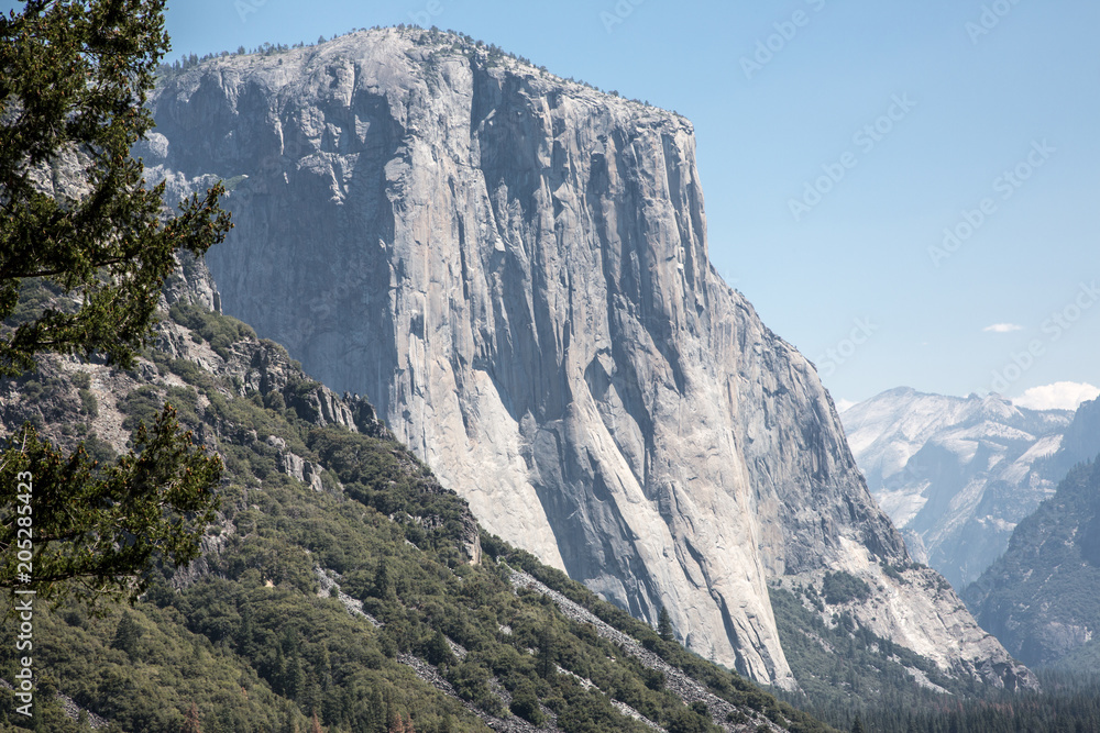 Der Berg El Capitan mit glatter steiler Wand ragt mit seiner Schönheit blauen Himmel des Yosemite Park. Der Berg El Capitan mit glatter steiler Wand ragt mit seiner Schönheit blauen Himmel des Yosemite Park.