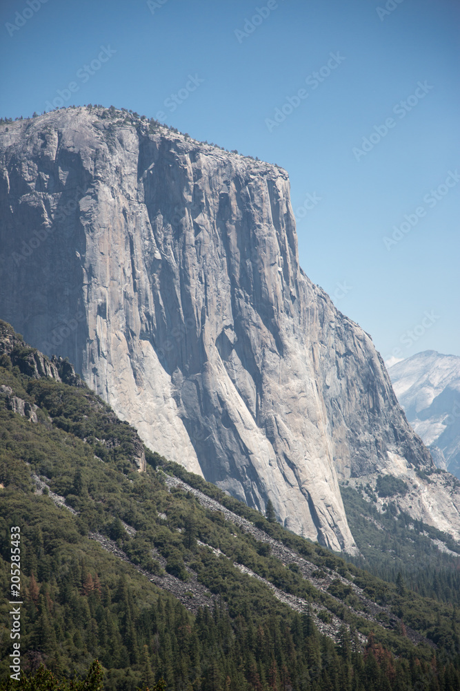 Der Berg El Capitan mit glatter steiler Wand ragt mit seiner Schönheit blauen Himmel des Yosemite Park.	