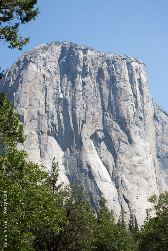 Der Berg El Capitan mit glatter steiler Wand ragt mit seiner Schönheit blauen Himmel des Yosemite Park.	