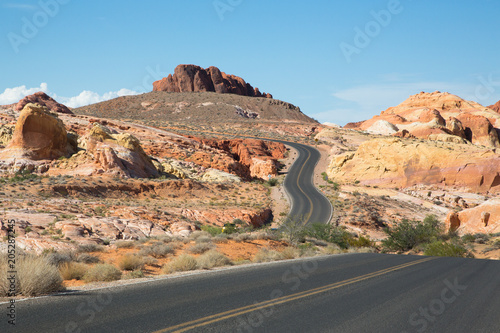 Wie eine Schlage zieht sich die Strasse durch das Valley of Fire. Die Landschaft wird durch die tief stehender Sonne in warmes und weiches Licht getaucht