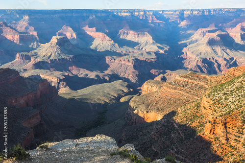 Südlicher Rand des Grand Canyon bei tief stehender Sonne