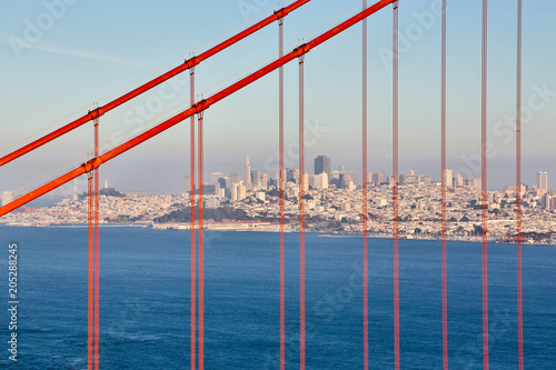 Ein Blick durch die roten Halteseile der Golden Gate Brücke nach San Francisco