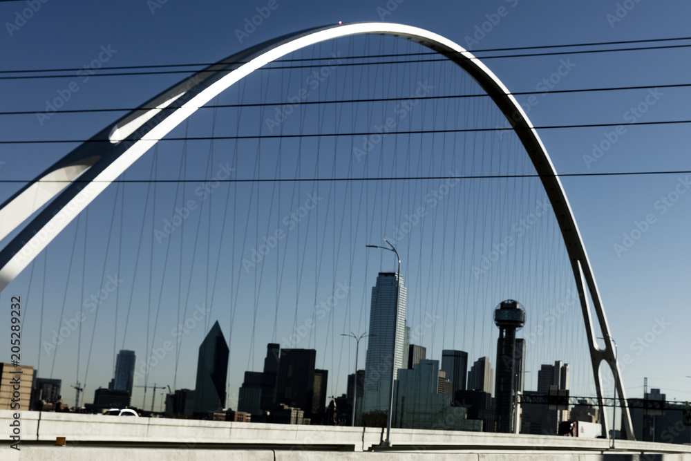 Obraz premium MARCH 5, 2018, DALLAS SKYLINE TEXAS, as seen through Margaret, McDermott Bridge