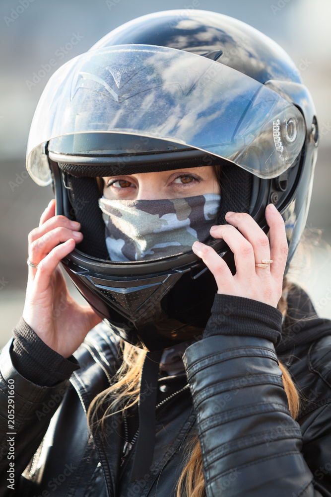 Naklejka premium Zamknąć widok na Kaukaski motocyklista kobieta na sobie kask czarny na głowie