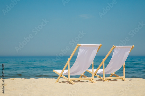 Canvas-taulu Deck chairs on beach