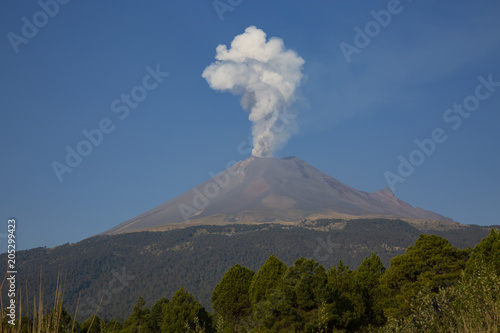 Volcan Popocatepetl con pequeña fumarola 