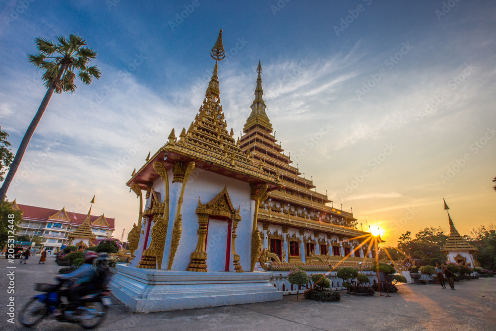 Fototapeta premium Kolorowy, jasnoniebieski wieczór. Wat Phra That Kaen Nakorn lub Wat Nong Wang. To piękna świątynia w Khon Kaen. Odwiedzanie piękna jest atrakcyjne dla turystów. W północno-wschodniej Tajlandii.