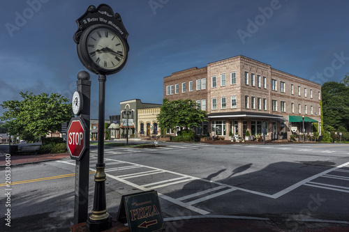 Quadro su tela JUNE 26, 2017 SENOIA GEORGIA - -Historic small town and clock in south where Wa