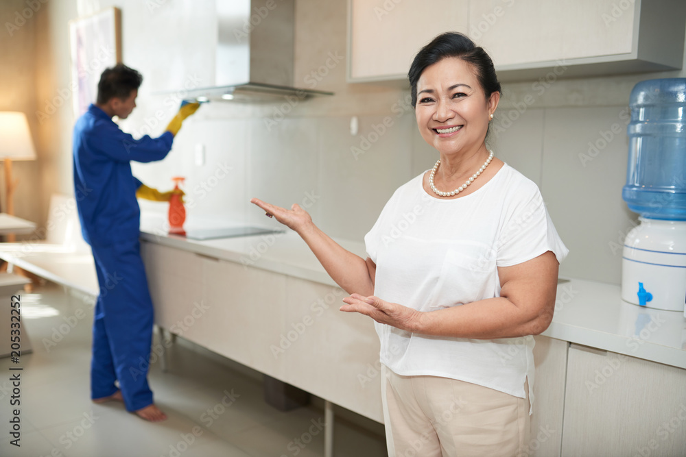 Fototapeta premium Cheerful housewife and plumber