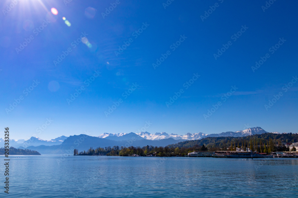 スイス、ルツェルン湖から見る青空とアルプス