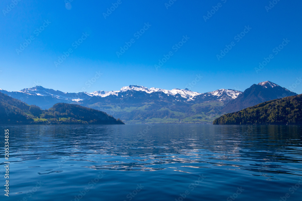 スイス、ルツェルン湖から見る青空とアルプス