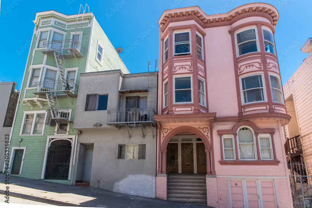 Naklejka premium San Francisco, typical colorful houses in Telegraph Hill, sloping street 