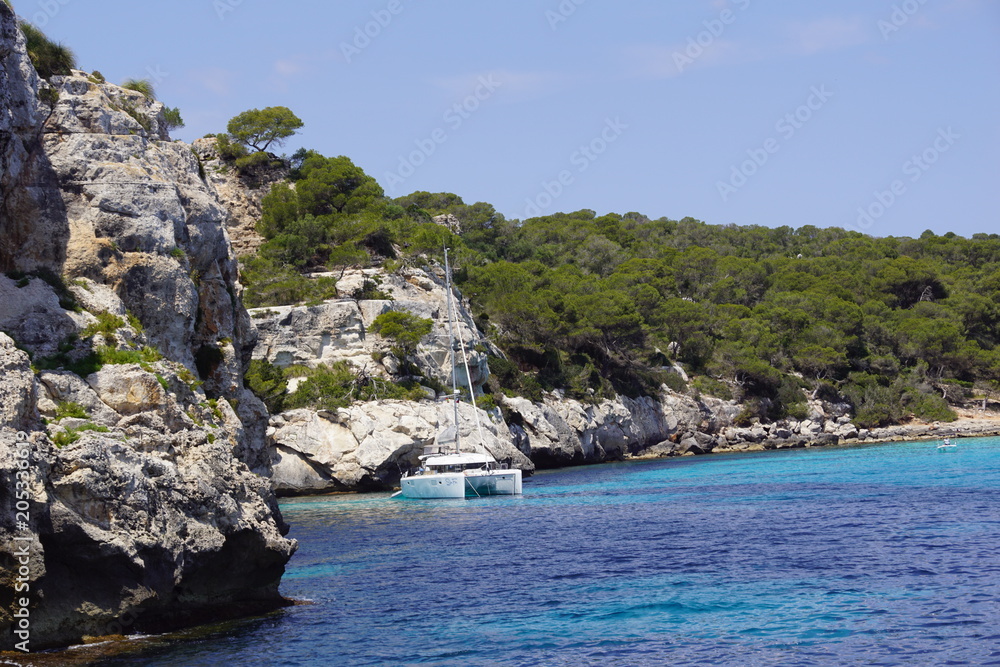 Catamaran amarré sur une crique de l'île de Minorque, Baléares, Espagne