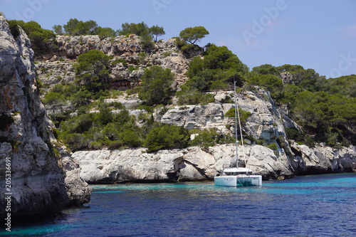 Catamaran amarré sur une crique de l'île de Minorque, Baléares, Espagne