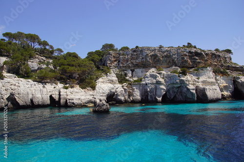 Magnifique calanque aux eaux turquoises sur l'île de Minorque, Baléares, Espagne © Positif Bonheur
