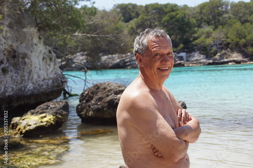 Homme retraité en vacances aux Baléares, île de Minorque, Cala Turqueta photo