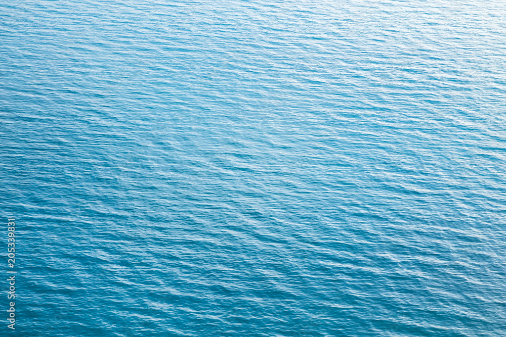 Obraz premium The texture of the water surface with slight ripples. Gradient effect