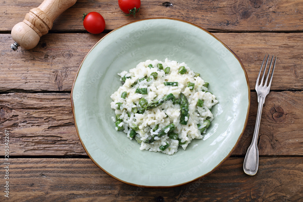 risotto con asparagi tradizionale italiano su sfondo tavolo di cucina rustico risotto con asparagi tradizionale italiano su sfondo tavolo di cucina rustico