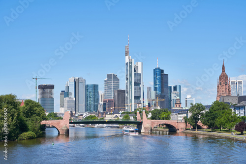 Frankfurt am Main Skyline vor einem blauen Himmel