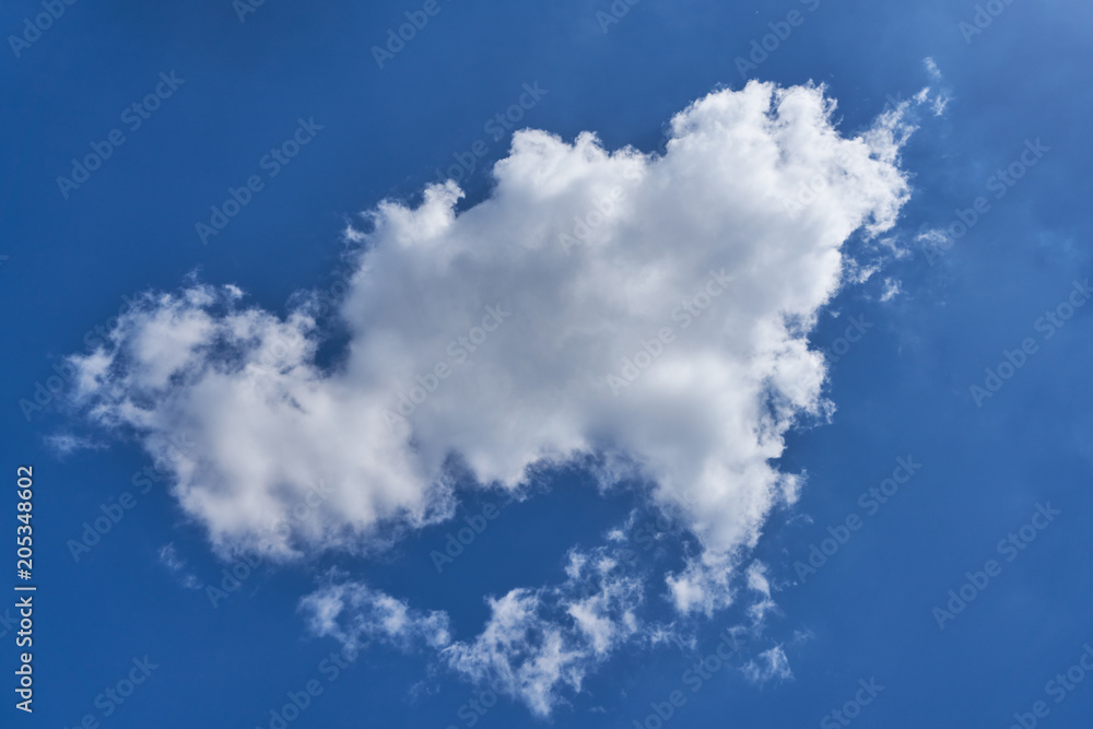 Obraz premium Einzelne weiße Wolke vor einem blauen Himmel