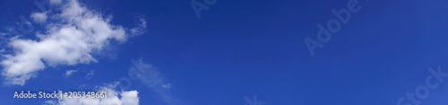 Fototapeta Naklejka Na Ścianę i Meble -  Blauer Himmel Panorama Hintergrund mit weißen Wolken