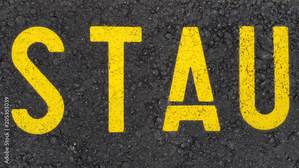 Stau gelb Schrift auf Asphalt