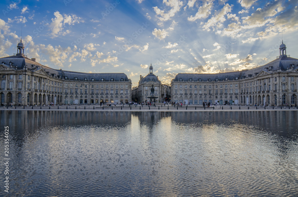Burdeos, Francia; 09 04 2014: Palacio de la Bolsa en Burdeos, al atardecer  en el espejo de agua (Francia) Stock Photo | Adobe Stock