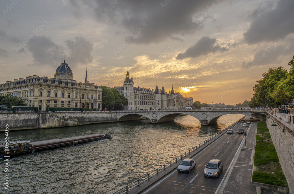 París, Francia; 09 06 2014: Vista del río Sena al atardecer en París (Francia)