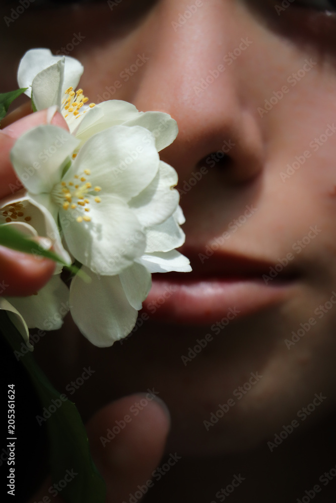 Retrato de una mujer con flor blanca Retrato de una mujer con flor blanca