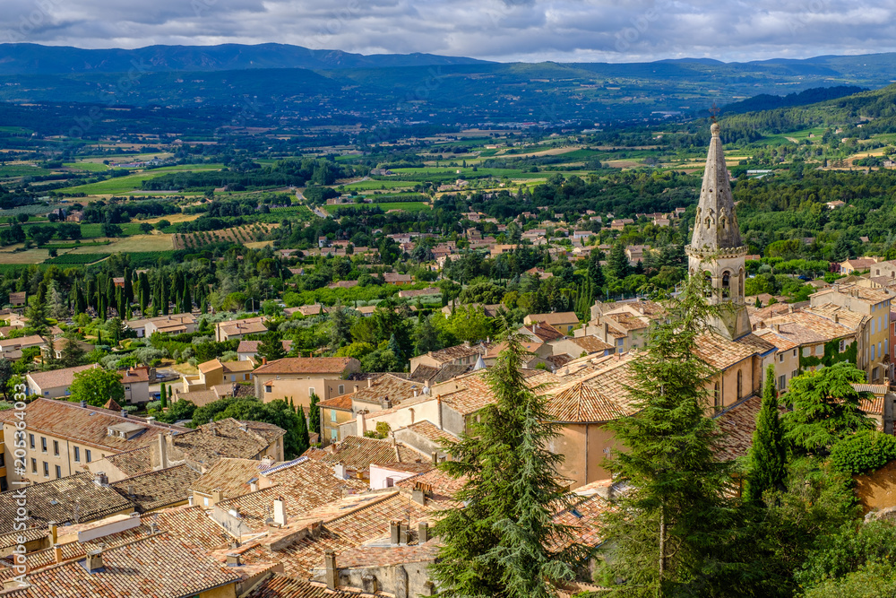 Vue sur le village de Saint-Saturnin-les-Apt et le parc naturel du Luberon. Provence, France.	