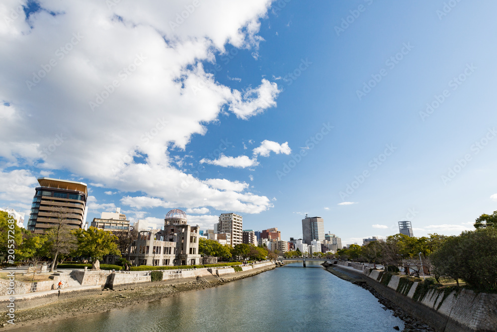 原爆ドーム -原爆の恐怖を今に伝える記念建造物-