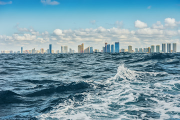 Keuken achterwand Kust Stormachtige oceaan langs Miami skyline  © Ann Stryzhekin