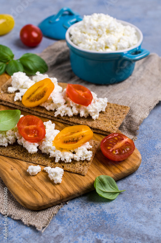 Toast with cottage cheese