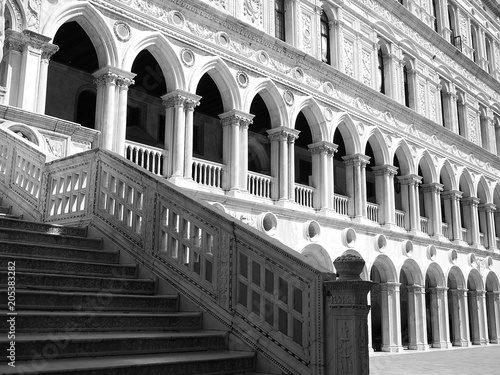 escalier cour centrale du Palais des Doges à Venise, Italie