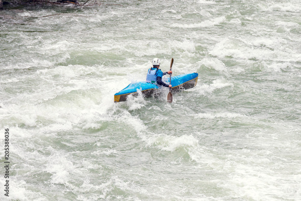 Naklejka premium canoa fra le rapide