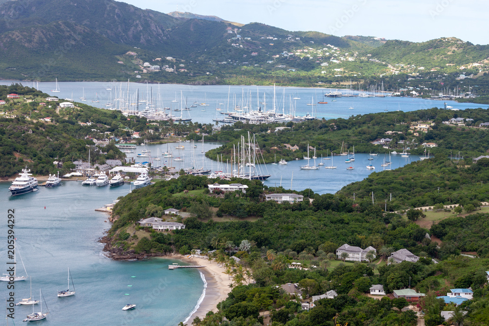 Yachten in einer karibischen Bucht