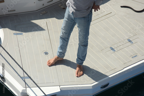 Uomo scalzo sulla poppa della nave, photo