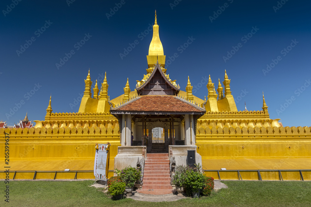 Naklejka premium Pha That Luang, symbol of the Laos sovereignty, Buddhist religion and the city of Vientiane, Vientiane, Laos.