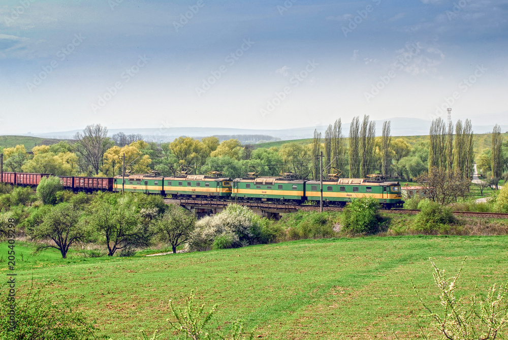 Fototapeta premium Schwerer Güterzug in Osteuropa