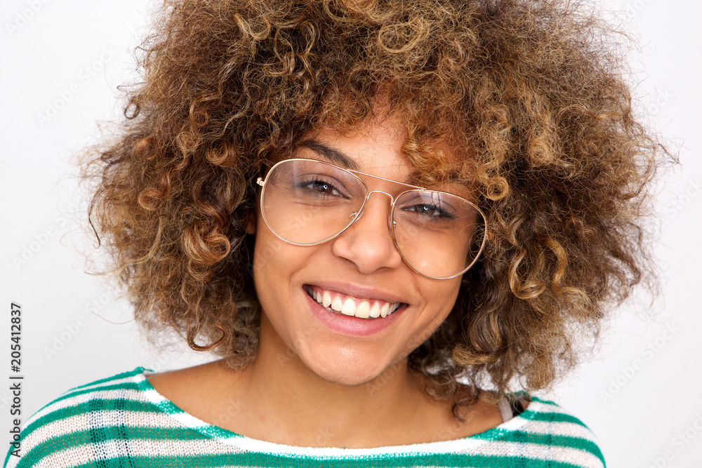 Obraz premium Close up smiling young african american woman with glasses