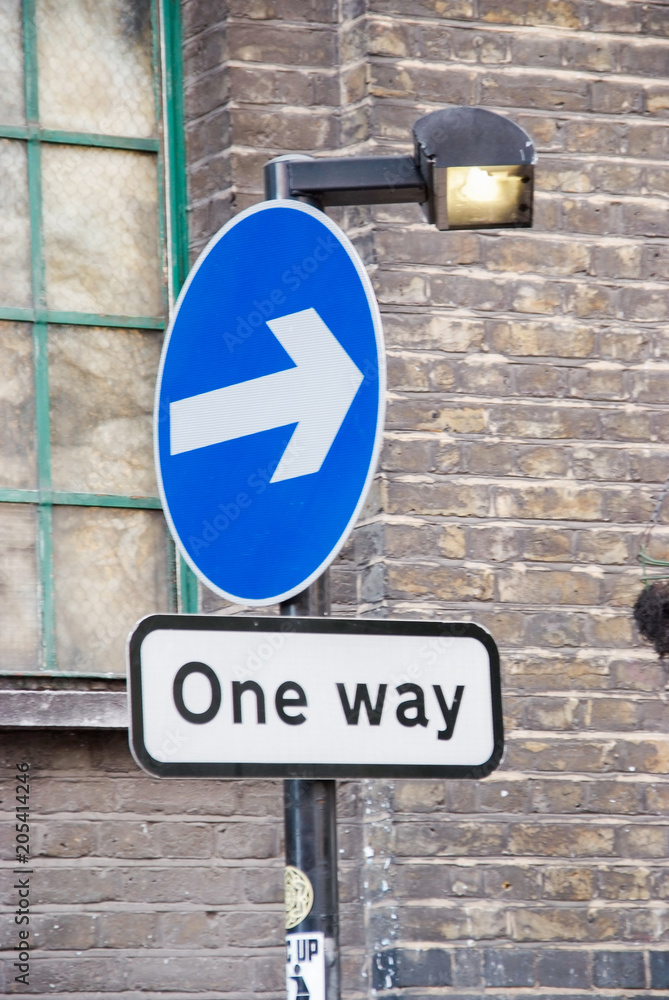 Pfeil Schild Richtung Rund Einbahn Gebäüde Pfeil Schild Richtung Rund Einbahn Gebäüde