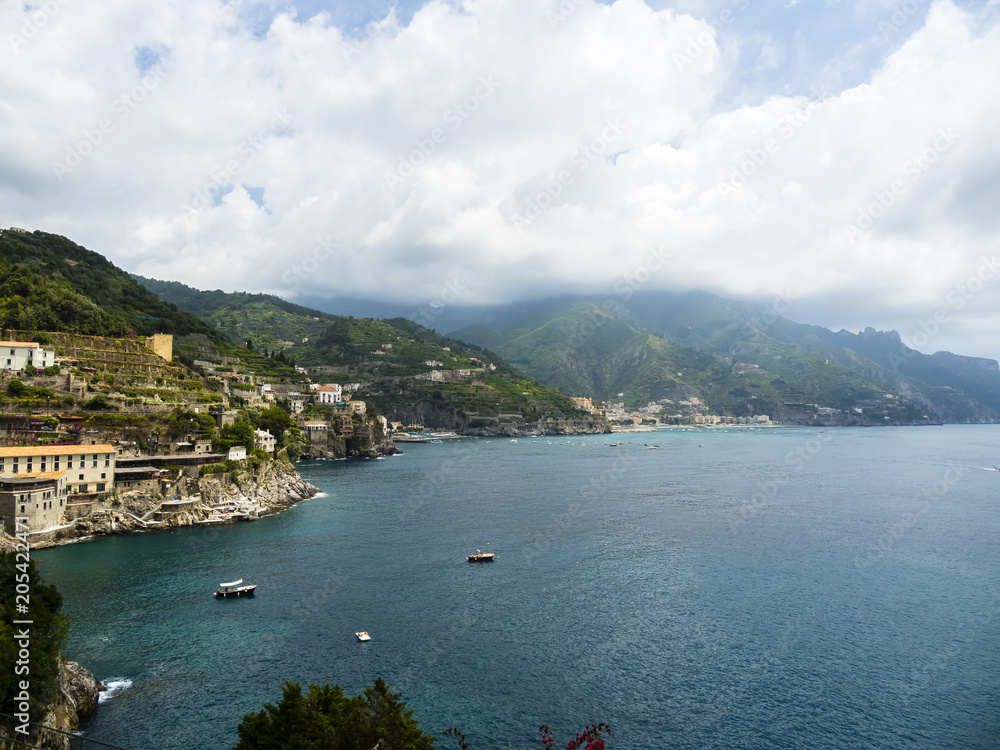 Steilküste bei  Località Ausblick auf Maiori, Region Amalfi, Halbinsel von Sorrent, Amalfiküste, Kampanien, Italien
