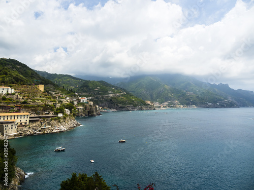 Steilküste bei Località Ausblick auf Maiori, Region Amalfi, Halbinsel von Sorrent, Amalfiküste, Kampanien, Italien