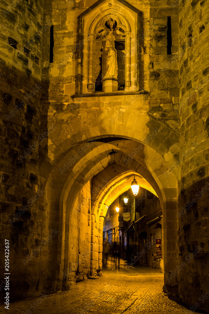Carcassonne, la cité de nuit, Occitanie, France.