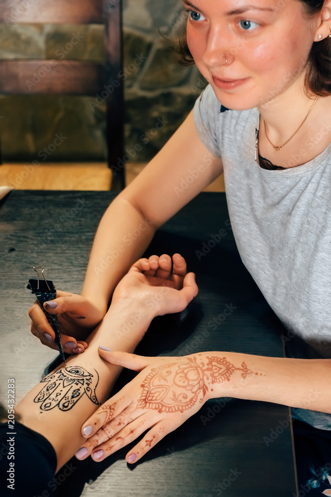 Mehendi on the hands of girls Woman Hands with brown mehndi tattoo Hands  of Indian bride girl with brown henna tattoos Stock Photo  Alamy